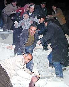 Los equipos de rescate sacan de entre los escombros a supervivientes del derrumbe del edificio.