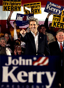 El candidato Howard Dean se perfilaba como el gran ganador de las primarias, sin embargo, el carácter moderado y la participación heroica en la guerra de Vietnam, han sido dos bazas decisivas a la hora de ser elegido como contrincante de George Bush.