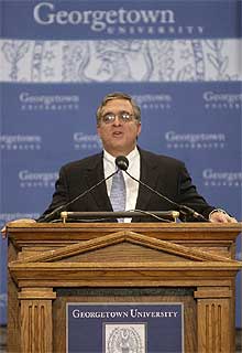 El director de la CIA, George Tenet, durante su intervención en la Universidad de Georgetown.