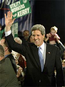 Kerry saluda a sus seguidores en Richmond (Virginia).