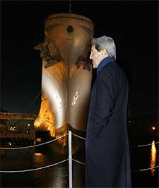 Kerry, ante el  USS Wisconsin , anclado en Norfolk, durante su visita a Virginia, que celebra primarias el 10.