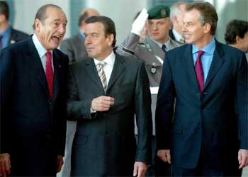 El canciller alemán (centro) da la bienvenida a Jacques Chirac (izquierda) y Tony Blair en Berlín.