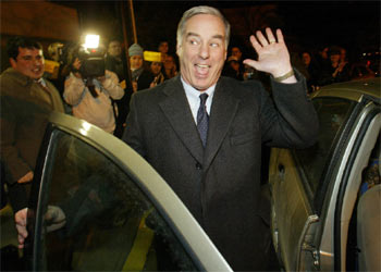 Howard Dean saluda a sus seguidores a su llegada al aeropuerto de Burlington, antes de anunciar su retirada.