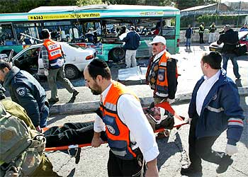 Los equipos sanitarios trasladan a los heridos en el atentado de Jerusalén.