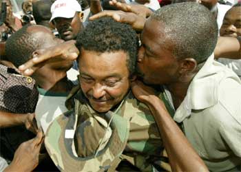 La multitud se abalanza sobre el líder rebelde Louis-Jodel Chamblain, a su llegada a Puerto Príncipe.