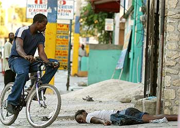 La capital, Puerto Príncipe, sigue inmersa en el caos tras la marcha de Aristide.