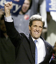 El senador John Kerry, ayer, al llegar a su fiesta del 'supermartes' en Washington.
