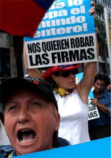 Los opositores se manifiestan en Caracas para exigir un referendum.