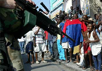 Un niño partidario de Aristide increpa a los  marines  de Estados Unidos en una manifestación en Puerto Príncipe.