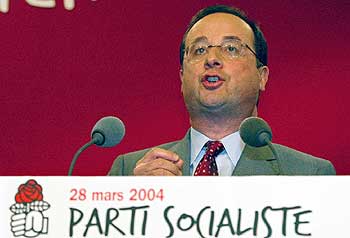 El líder de los socialistas, Francois Hollande, comparece anoche ante los medios tras conocerse los resultados.