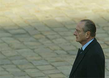 Chirac y Raffarin han sido el centro de atención de los periodistas tras la grave crisis de Gobierno abierta.