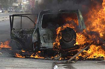 Uno de los vehículos a los que han prendido fuego esta mañana en Faluya.