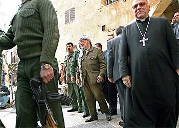 Yasser Arafat, en su cuartel de Ramala, desde donde ha asegurado hoy no 