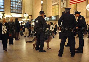 La policía metropolitana refuerza la vigilancia en la terminal central de trenes y autobuses de Nueva York.