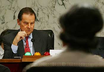 El presidente de la comisión, Thomas Kean, espera una respuesta del Gobierno la semana próximas. En la foto, Kean durante la comparecencia de Rice.