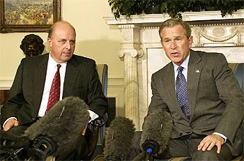 George W. Bush y John Negroponte, durante la rueda de prensa en la que han hecho oficial el nombramiento.