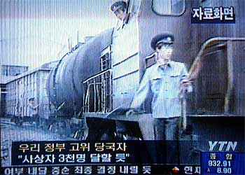 En la imagen, la televisión surcoreana YTN muestra un tren norcoreano al informar del accidente.