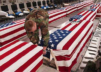 Una de las 350 fotos  liberadas  conforme al Acta de Libertad de Información y publicadas en Internet, que muestra la llegada de féretros a la base de Dover en Kuwait.