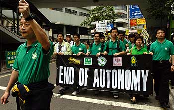 Marcha de protesta por la  muerte  de la autonomía celebrada ayer ante la oficina de Pekín en Hong Kong.