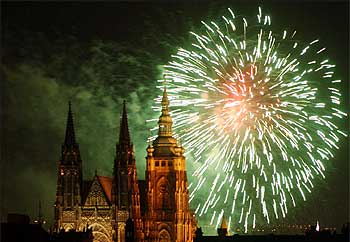 Los fuegos artificiales iluminan el cielo del centro histórico de Praga durante las celebraciones.