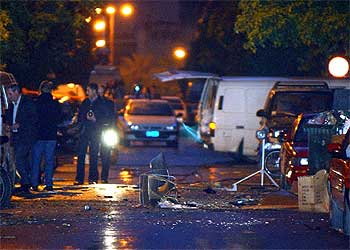 Investigadores buscan pistas en el lugar de los hechos.