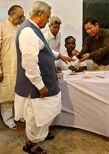 El primer ministro y candidato a la reelección, Atal Behari Vajpayee, vota en Lucknow, capital de Uttar Pradesh.