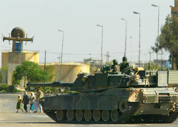 Un tanque estadounidense bloquea una carretera en la zona norte de Najaf.