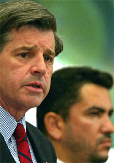 Paul Bremer, junto al nuevo gobernador de Nayaf, esta mañana en Bagdad.