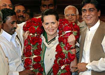 Sonia Gandhi, con una guirnalda de rosas al cuello tras resultar elegida.