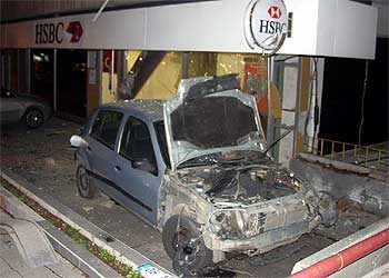 Un coche destrozado en Ankara tras la explosión de una bomba frente a la sede del banco HSBC.