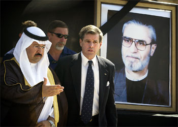 El administrador civil de Irak, Paul Bremer, se dirige a los asistentes al entierro de Ezzedín Salim.