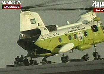 Tropas de asalto saudíes saltan al techo del edificio en el que los terroristas se atrincheraron con rehenes.