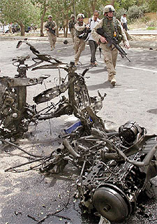 Soldados de Estados Unidos inspeccionan la zona del atentado con coche bomba.