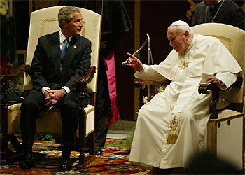Juan Pablo II ha recibido este mediodía al matrimonio Bush en el Vaticano.