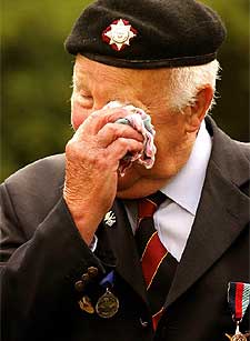 Un veterano británico llora después de que el príncipe Carlos le condecorara durante una ceremonia celebrada ayer.