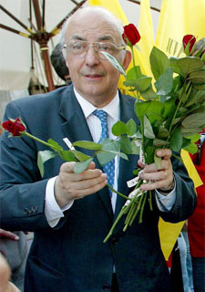 Antonio Sousa repartía rosas el pasado lunes en un acto de campaña en Braga.