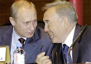 Vládimir Putin y su homólogo kazajo, Nursultan Nazarbayev, charlan durante un foro sobre Europa y Asia.