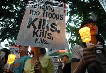 Manifestación de estudiantes surcoreanos en contra del envío de 3.000 soldados más.