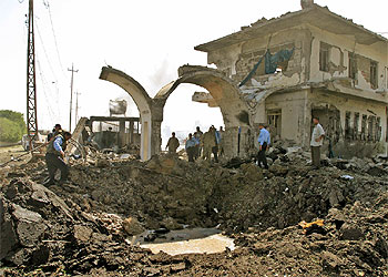 En Mosul han estallado tres coches bomba contra comisarías de policía, causando la muerte de 40 personas.