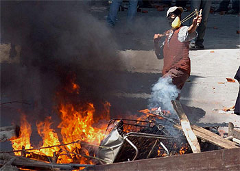 Un manifestante lanza piedras contra la policía turca.