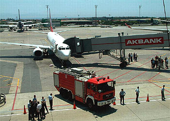 Tres personas han resultado heridas al abrir un portafolios abandonado en el interior de la nave.