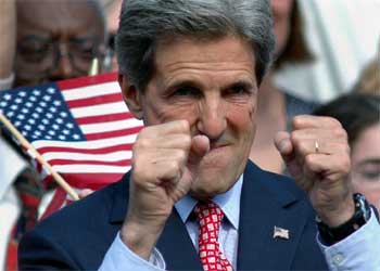 John Kerry saluda a los asistentes al acto del Partido Demócrata donde ha anunciado la elección de Edwards.