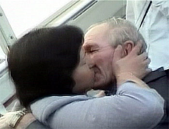 Hitomi Soga besa a su marido, Charles Robert Jenkins, en el aeropuerto de Yakarta.