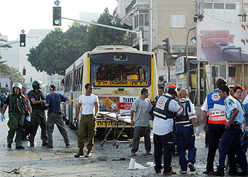 Parada de autobús junto a la que se ha producido la explosión de la bomba en Tel Aviv.