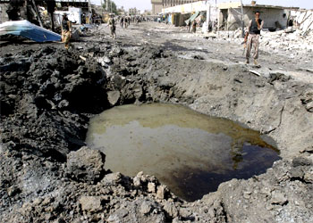 Un soldado iraquí vigila el lugar de la explosión.