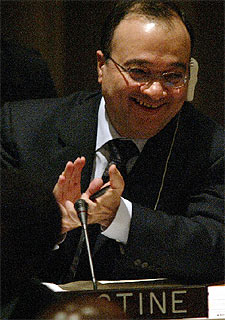 El representante palestino en la Asamblea General de la ONU aplaude tras el resultado de la votación.