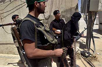 Seguidores de Al Sáder se preparan para entrar en combate en un calle de Nayaf.