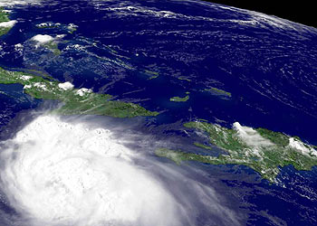 Imagen del satélice NOAA que muestra la evolución del  Huracán Charley durante el miércoles entre las Islas Caimán y Cuba.