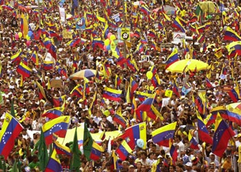 Los opositores a Hugo Chávez se han reunido hoy en Caracas para cerrar la campaña electoral previa al referéndum revocatorio que se celebrará el próximo domingo.