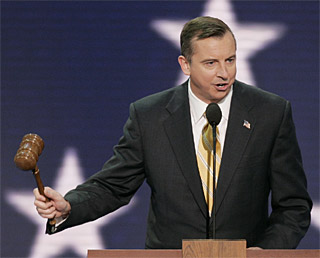 El director del comité organizador, Ed Gillespie, llama al orden durante la inauguración de la Convención Republicana en el Madison Square Garden de Nueva York.